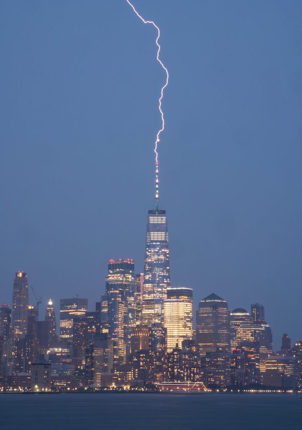 البرق يضرب مركز التجارة العالمي في نيويورك، 6 يوليو 2021. - سبوتنيك عربي