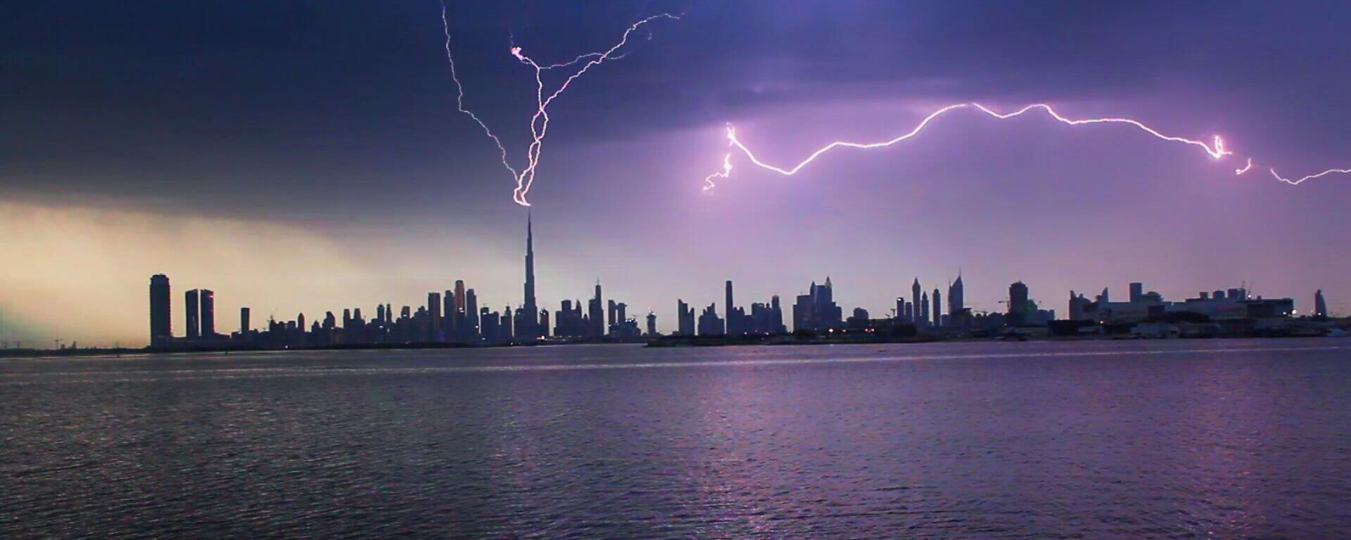 لحظة صاعقة ضربت قمة برج خليفة في دبي، الإمارات. - سبوتنيك عربي, 1920, 15.05.2023
