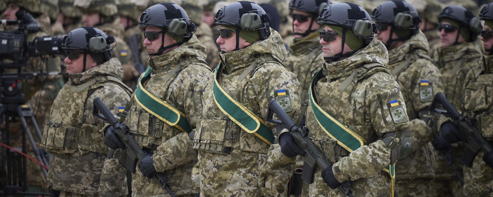 جنود أوكرانيون يصطفون خلال حدث تذكاري بمناسبة ذكرى مرور عام على العملية العسكرية الخاصة الروسية في أوكرانيا في كييف، 24 فبراير 2023. - سبوتنيك عربي, 1920, 04.12.2023