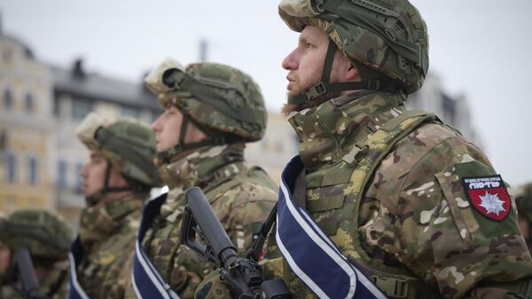 جنود أوكرانيون يصطفون خلال حدث تذكاري بمناسبة ذكرى مرور عام على العملية العسكرية الخاصة الروسية في أوكرانيا في كييف، 24 فبراير 2023. - سبوتنيك عربي