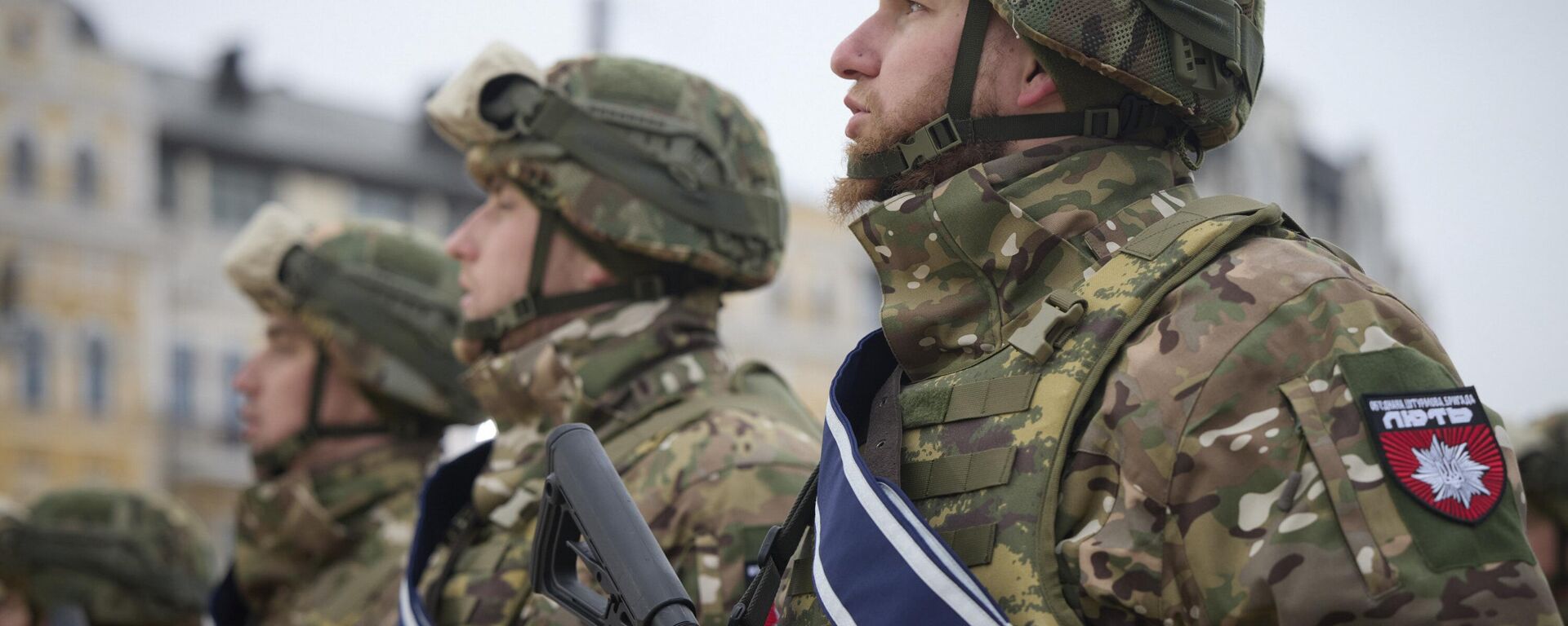 جنود أوكرانيون يصطفون خلال حدث تذكاري بمناسبة ذكرى مرور عام على العملية العسكرية الخاصة الروسية في أوكرانيا في كييف، 24 فبراير 2023. - سبوتنيك عربي, 1920, 15.05.2023