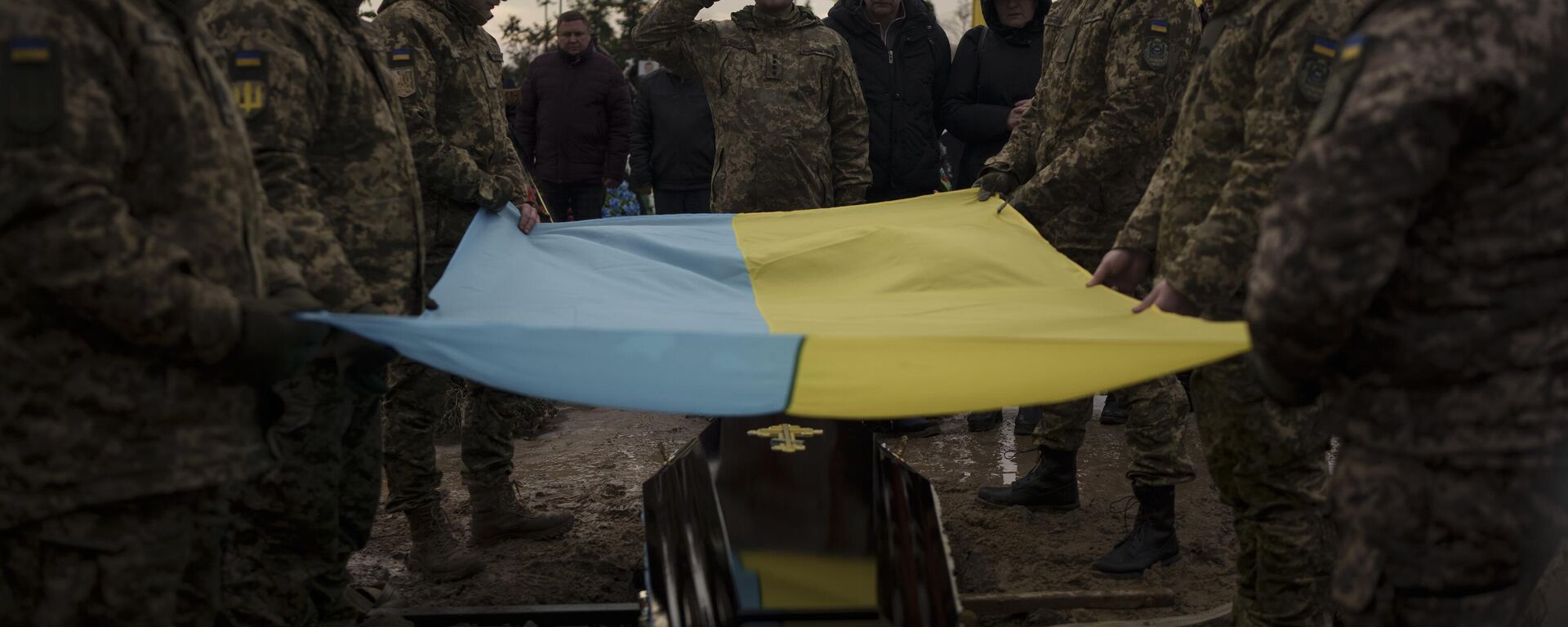 جنود أوكرانيون يرفعون علمهم الوطني فوق نعش رفيقهم، خلال جنازته في بوتشا، ضواحي كييف، أوكرانيا ، 23 ديسمبر 2022. - سبوتنيك عربي, 1920, 30.05.2023