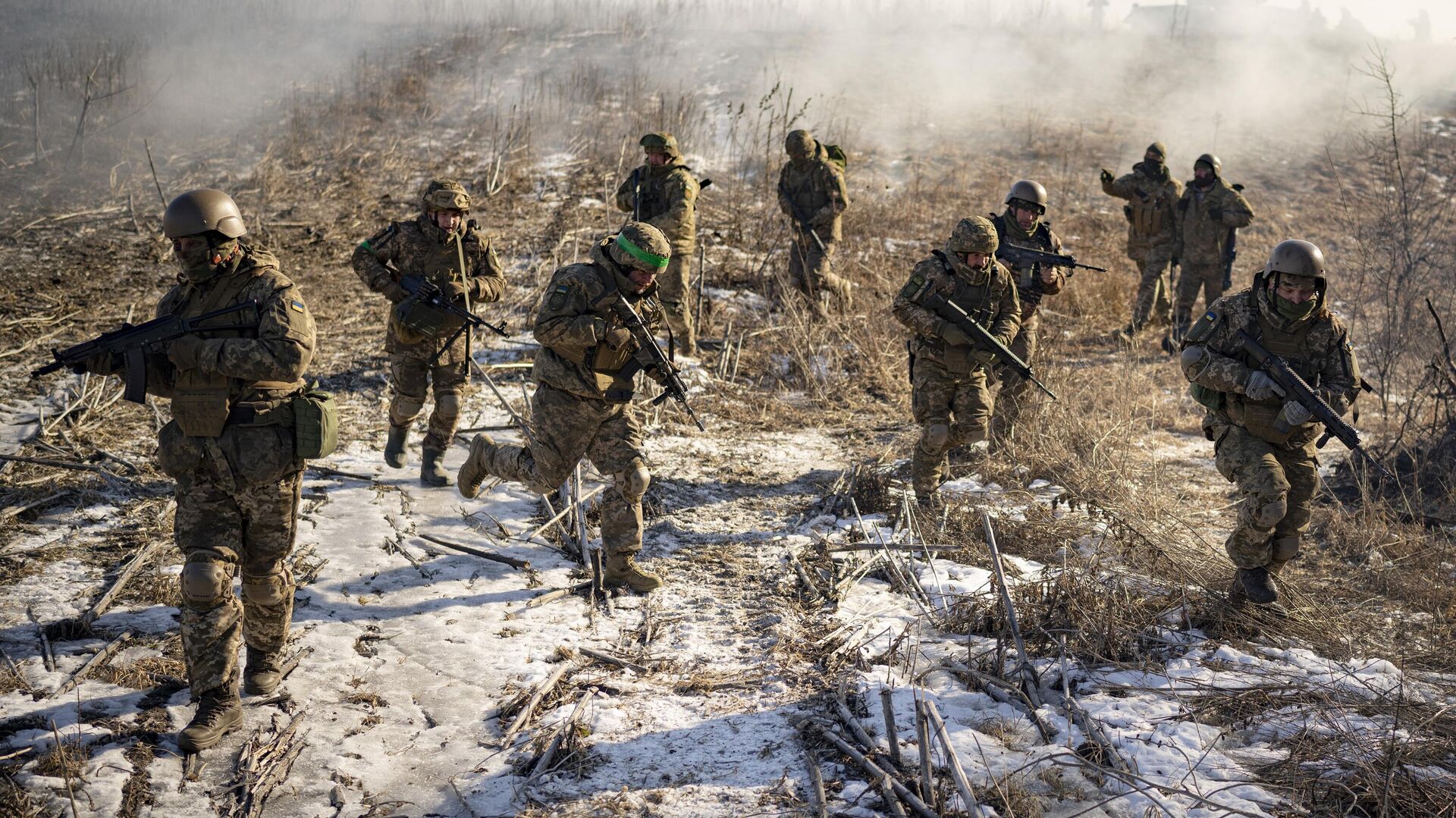 جنود أوكرانيون من اللواء الحديدي المنفصل الثالث للدبابات يشاركون في مناورة ليست بعيدة عن الخطوط الأمامية في منطقة خاركوف في أوكرانيا يوم 23 فبراير 2023. - سبوتنيك عربي, 1920, 29.05.2023