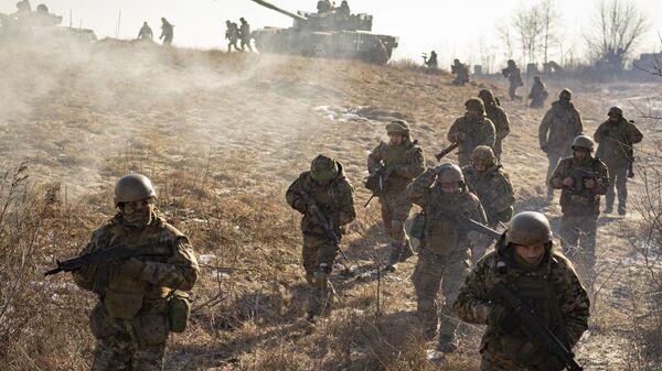 جنود أوكرانيون من اللواء الحديدي المنفصل الثالث للدبابات يشاركون في مناورة ليست بعيدة عن الخطوط الأمامية في منطقة خاركوف في أوكرانيا يوم 23 فبراير 2023. - سبوتنيك عربي