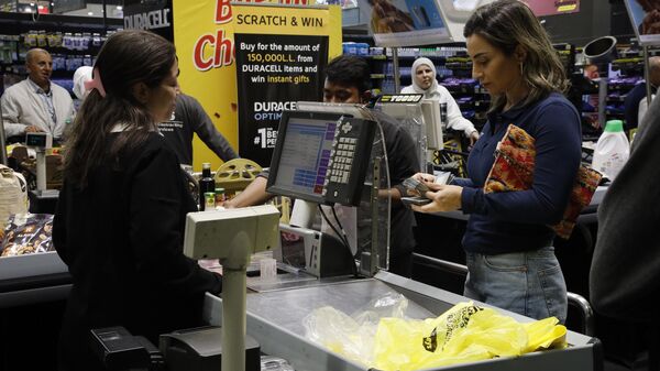 لبنان يبدأ تسعير السلع والمنتجات في المتجر المركزية بالدولار الأمريكي - سبوتنيك عربي
