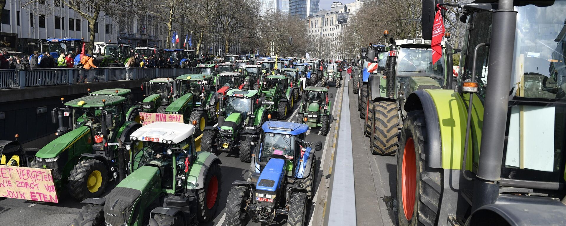 المزارعون البلجكيون يحتجون ضد خطة لتقليل مستوى النترات في بروكسل، 3 مارس 2023 - سبوتنيك عربي, 1920, 03.02.2024