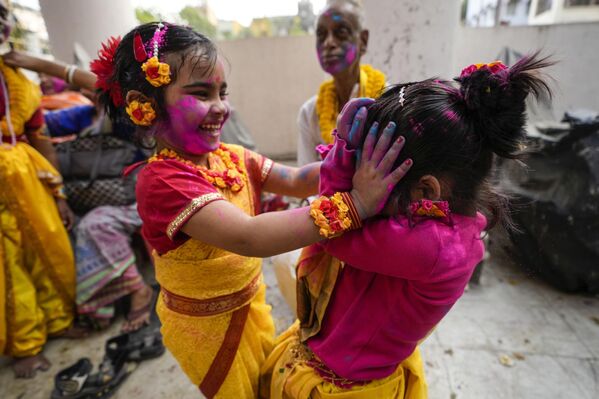 مراسم الاحتفال بـهولي، مهرجان الربيع للألوان، في كلكتا، الهند 5 مارس 2023. - سبوتنيك عربي