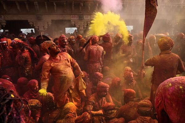 مراسم الاحتفال بعيد &quot;هولي&quot; في معبد نانداجرام في قرية ناندغان، على بعد 115 كم جنوب نيودلهي، الهند، 1 مارس 2023. - سبوتنيك عربي