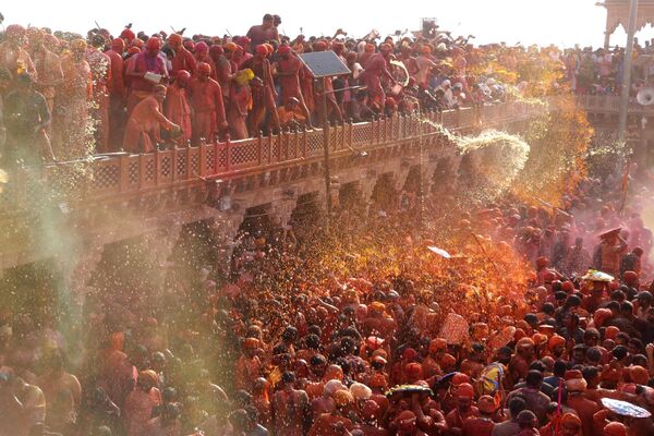 مراسم الاحتفال بعيد &quot;هولي&quot; في معبد نانداجرام في قرية ناندغان، على بعد 115 كم جنوب نيودلهي، الهند، 1 مارس/آذار 2023. - سبوتنيك عربي