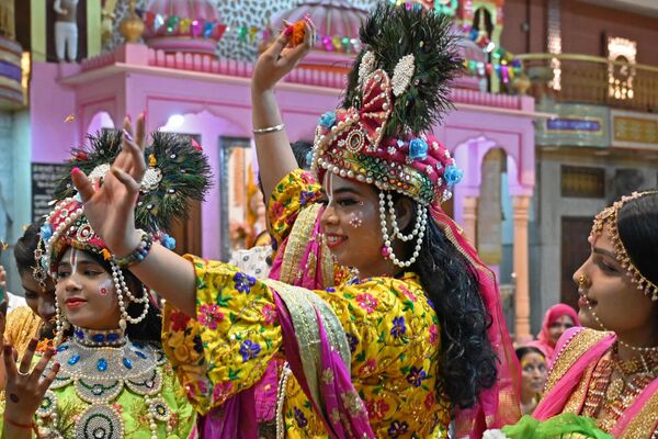 مراسم الاحتفال بـهولي، مهرجان الربيع للألوان، في معبد في أمريتسار، الهند 5 مارس 2023. - سبوتنيك عربي