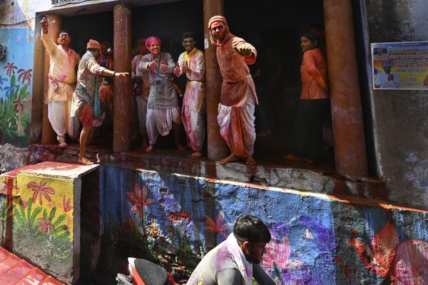 يقوم القرويون بتلطيخ جدارن المانزل بالألوان في قرية ناندغان، على بعد 115 كلم جنوب نيودلهي، الهند، 1 مارس 2023. - سبوتنيك عربي