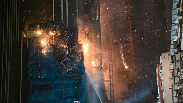 Пожарные борются с огнем, разгоревшемся в недостроенном здании в Гонконге - سبوتنيك عربي
