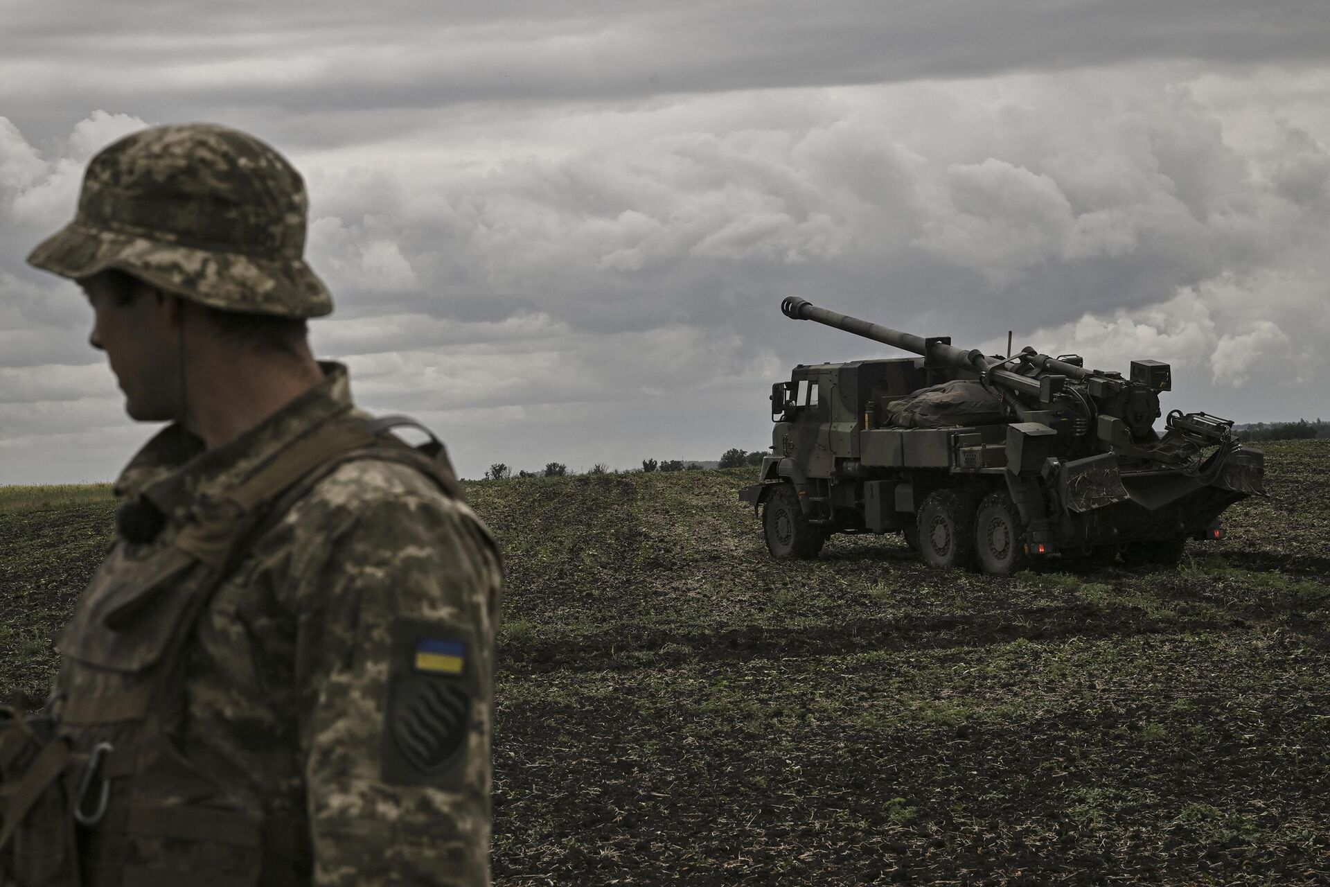 ضابط أوكراني يقف أمام مدفع القيصر الفرنسي ذاتي الدفع عيار 155 مم - سبوتنيك عربي, 1920, 07.03.2023