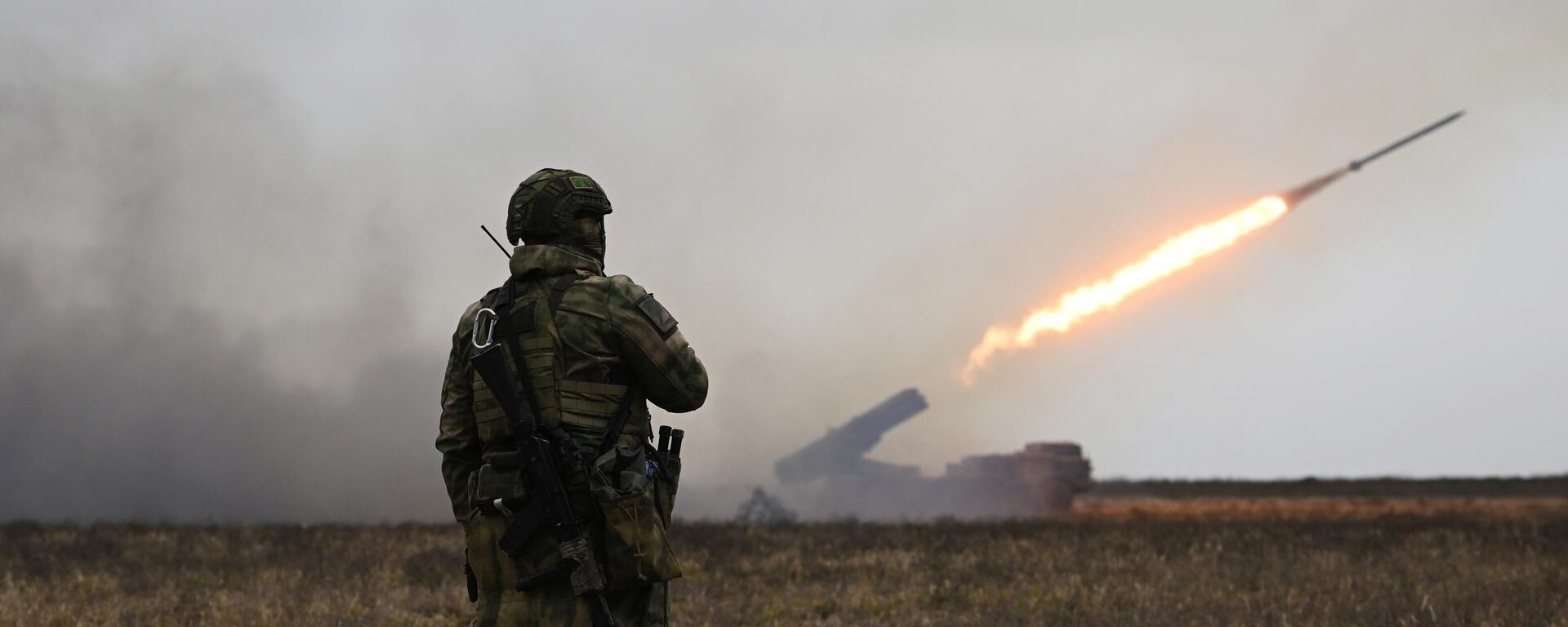 نظام إطلاق الصواريخ المتعددة أوراغان (إعصار) التابع للقوات المسلحة الروسية على مواقع القوات المسلحة الأوكرانية في المنطقة الجنوبية من منطقة العملية العسكرية الخاصة في أوكرانيا. - سبوتنيك عربي, 1920, 01.04.2023