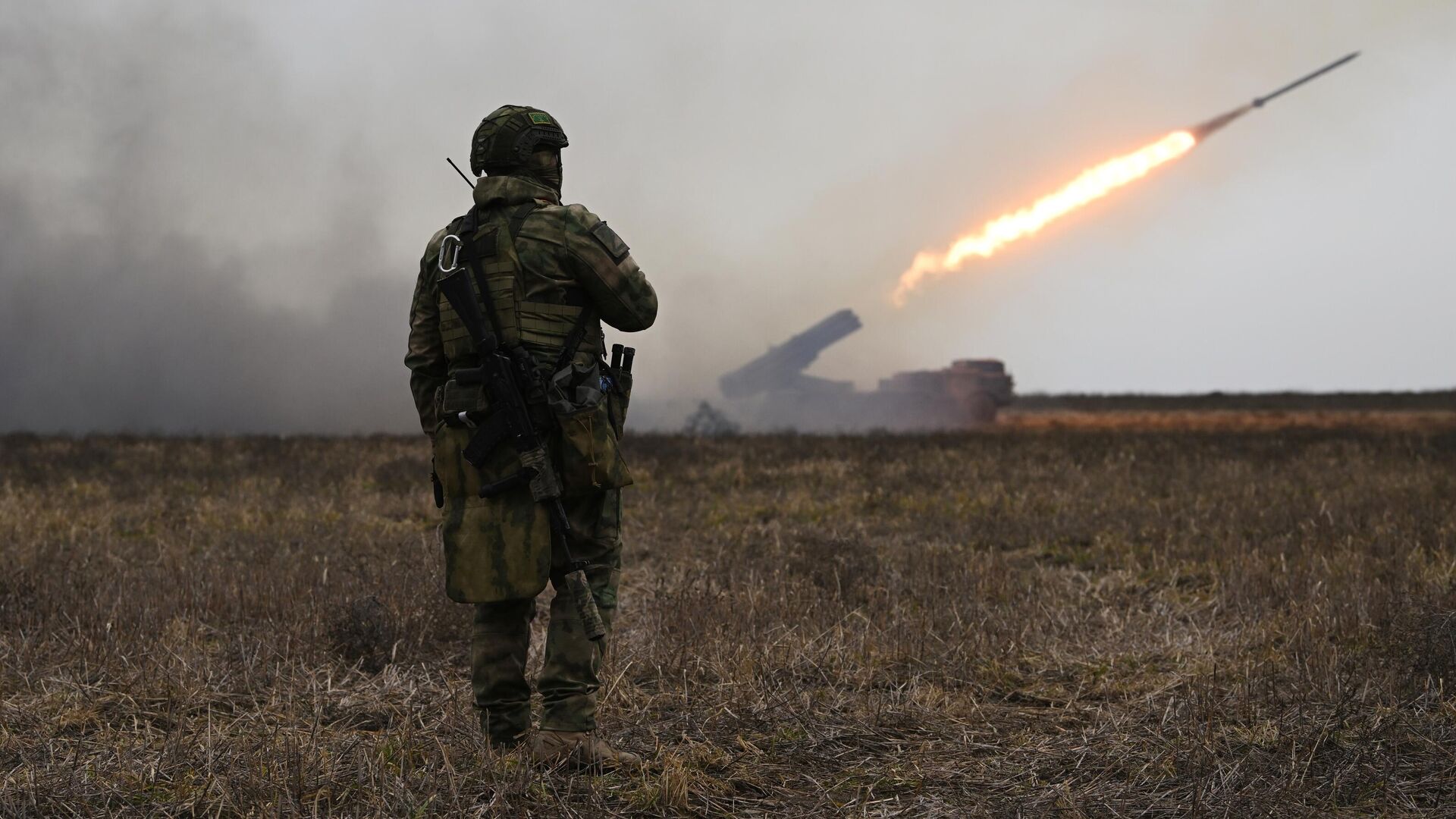 نظام إطلاق الصواريخ المتعددة أوراغان (إعصار) التابع للقوات المسلحة الروسية على مواقع القوات المسلحة الأوكرانية في المنطقة الجنوبية من منطقة العملية العسكرية الخاصة في أوكرانيا. - سبوتنيك عربي, 1920, 25.05.2023