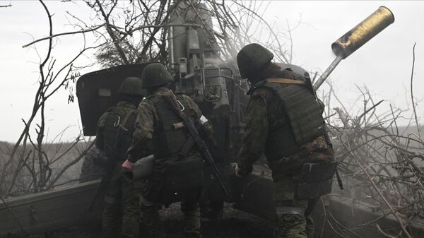 مدفعية القوات المسلحة الروسية تطلق النار على مواقع القوات المسلحة الأوكرانية من مدفع هاوتزر مستا-بي في المنطقة الجنوبية من منطقة العملية العسكرية الخاصة في أوكرانيا - سبوتنيك عربي