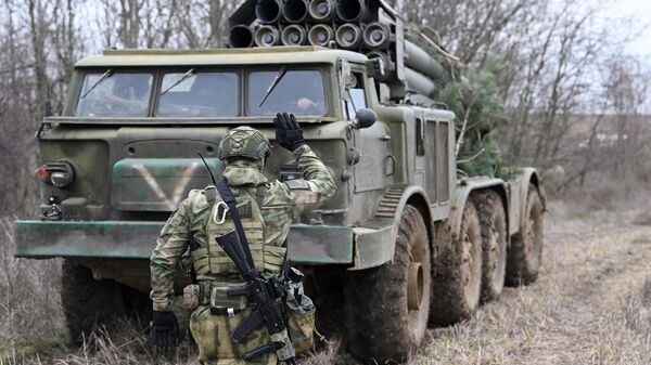 جنود من طاقم المدفعية في نظام إطلاق الصواريخ المتعددة أوراغان (إعصار) التابع للقوات المسلحة الروسية على مواقع القوات المسلحة الأوكرانية في المنطقة الجنوبية من منطقة العملية العسكرية الخاصة في أوكرانيا. - سبوتنيك عربي