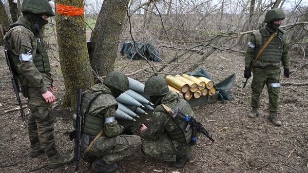 Артиллеристы вооруженных сил РФ подготавливают снаряды для гаубицы Мста-Б в южном секторе СВО - سبوتنيك عربي