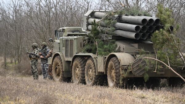 نظام إطلاق الصواريخ المتعددة أوراغان (إعصار) التابع للقوات المسلحة الروسية على مواقع القوات المسلحة الأوكرانية في المنطقة الجنوبية من منطقة العملية العسكرية الخاصة في أوكرانيا. - سبوتنيك عربي