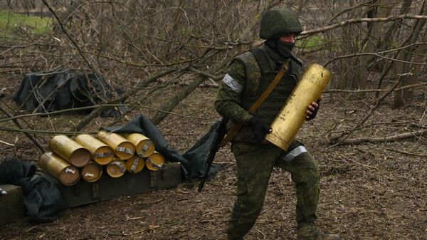 Артиллерист вооруженных сил РФ подготавливает снаряд для гаубицы Мста-Б в южном секторе СВО - سبوتنيك عربي