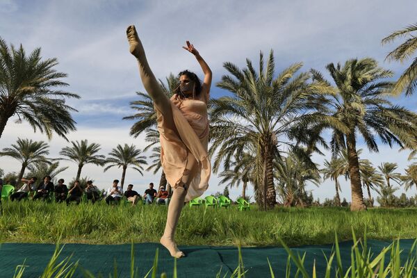 عارضة أزياء عراقية خلال عرض أزياء في بستان في الحسينية، شمال بغداد في 7 مارس 2023. - سبوتنيك عربي
