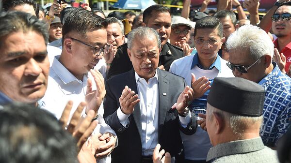 رئيس وزراء ماليزيا السابق محي الدين ياسين يصل إلى مقر هيئة مكافحة الفساد الماليزية - سبوتنيك عربي