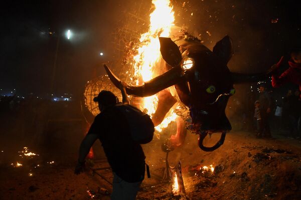 مراسم الاحتفال بمهرجان توريتو التقليدي (الثور الصغير)، للألعاب النارية في تولتيبيك، المكسيك، في 8 مارس 2023. - سبوتنيك عربي