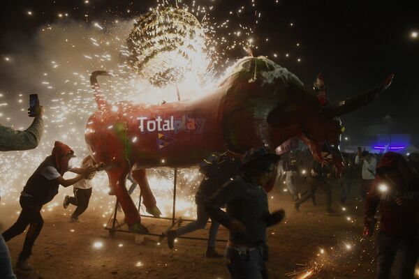 مراسم الاحتفال بمهرجان توريتو التقليدي (الثور الصغير)، للألعاب النارية في تولتيبيك، المكسيك، في 8 مارس 2023. - سبوتنيك عربي