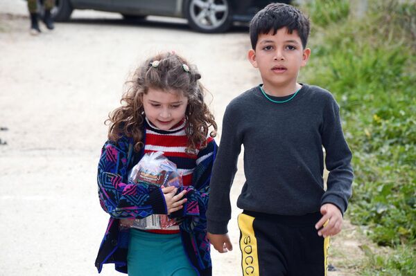 توزيع مساعدات إغاثية جمعها فريق سبوتنيك لمتضرري الزلزال في سوريا - سبوتنيك عربي