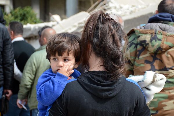 توزيع مساعدات إغاثية جمعها فريق سبوتنيك لمتضرري الزلزال في سوريا - سبوتنيك عربي