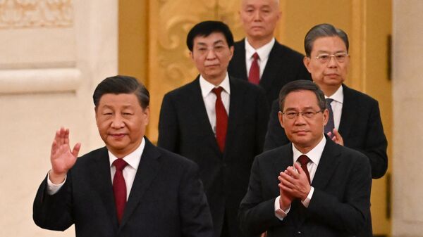 الرئيس الصيني شي جين بينغ مع رئيس الحكومة الصينية لي تشيانغ، السبت، 11 مارس 2023 - سبوتنيك عربي