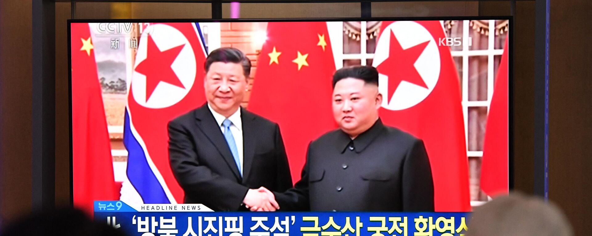زعيم كوريا الشمالية، كيم جونغ أون، يصافح الرئيس الصيني، شي جين بينغ، 20 يونيو/ حزيران 2019 - سبوتنيك عربي, 1920, 11.03.2023