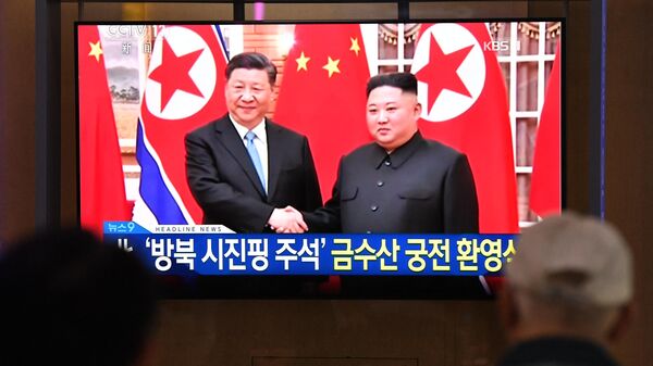 زعيم كوريا الشمالية، كيم جونغ أون، يصافح الرئيس الصيني، شي جين بينغ، 20 يونيو/ حزيران 2019 - سبوتنيك عربي