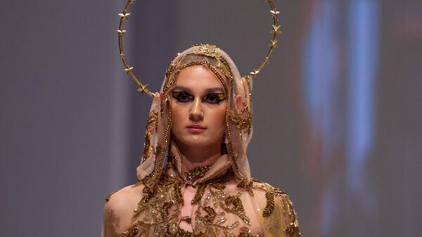 عارضة أزياء تقدم زيًا من تصميم أماتو خلال أسبوع الموضة في دبي، الإماارات العربية المتحدة 10 مارس 2023. - سبوتنيك عربي