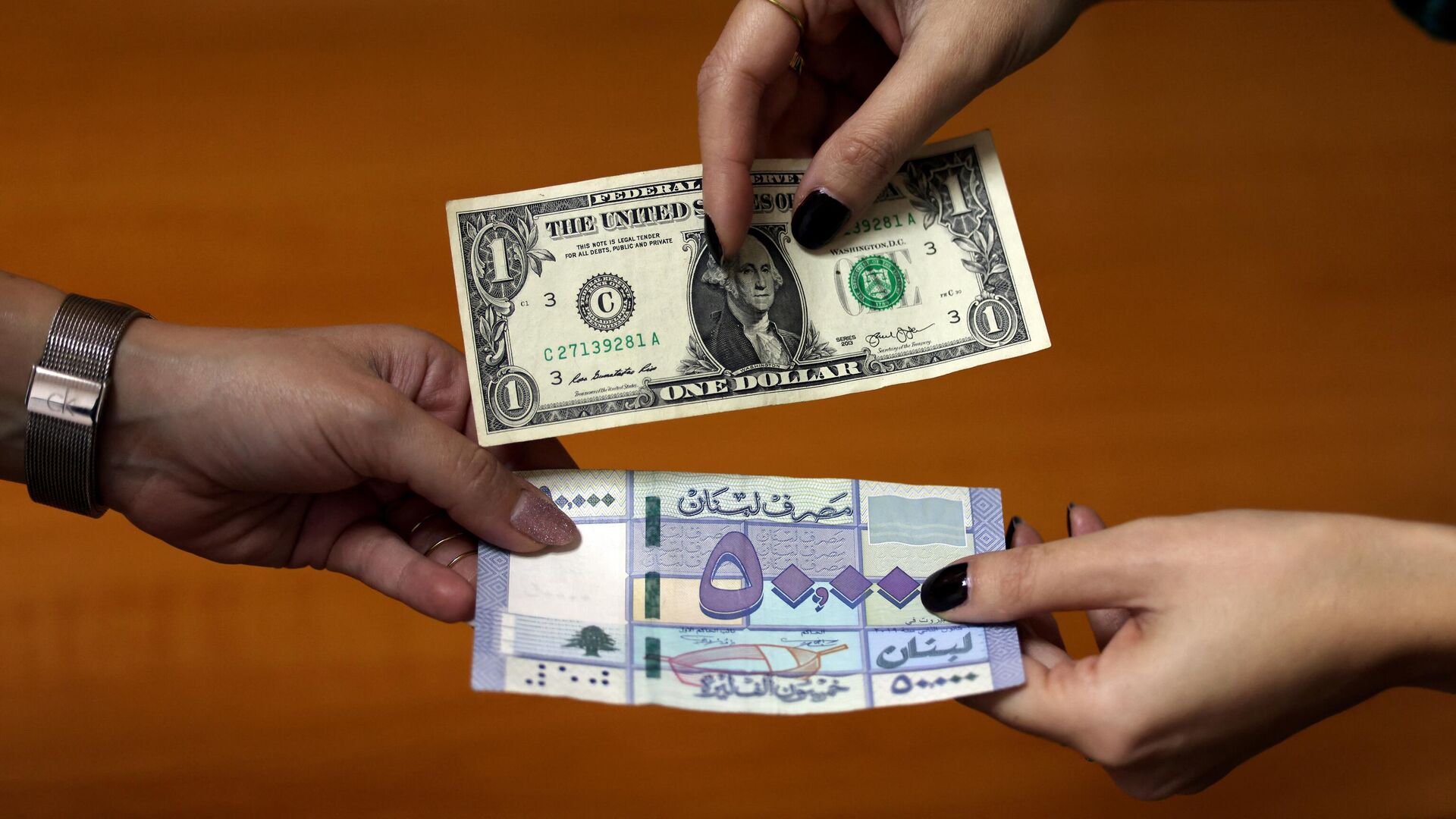 الدولار الواحد يتخطى حاجز 100 ألف ليرة لبناني في السوق الموازية لأول مرة - سبوتنيك عربي, 1920, 14.03.2023