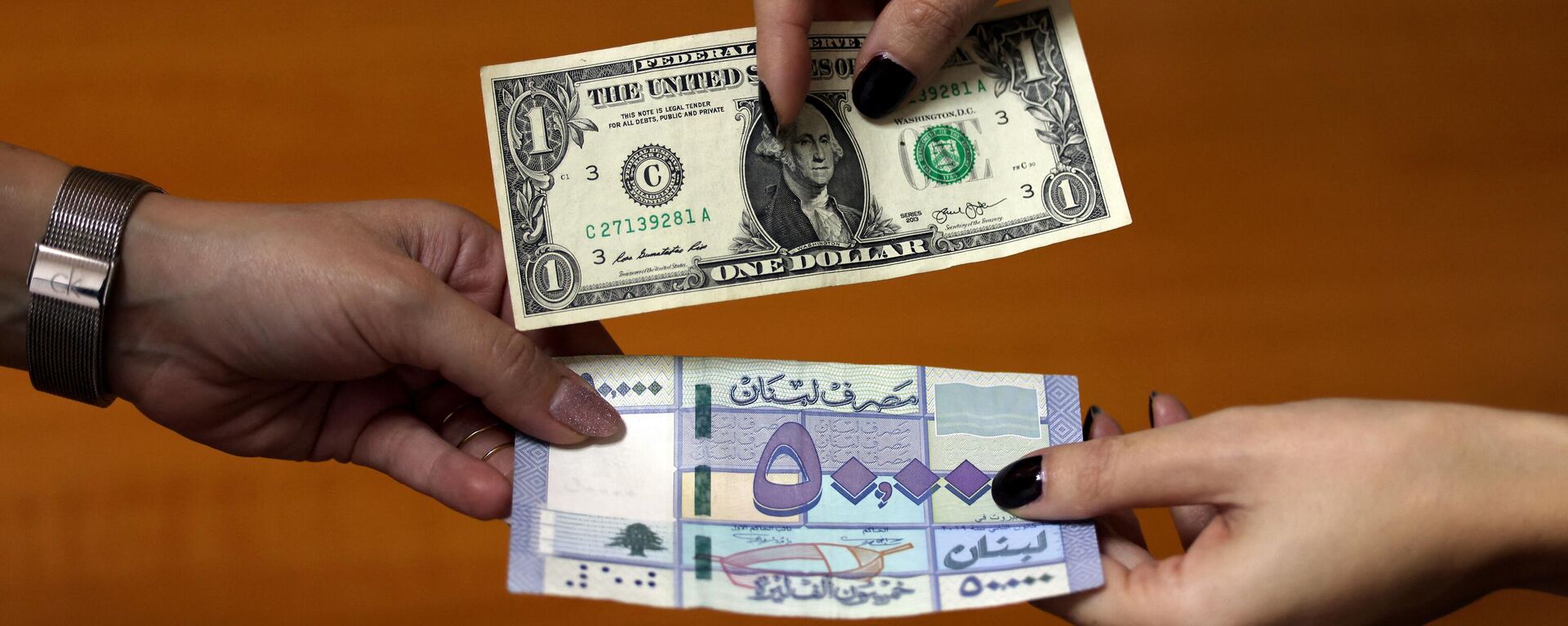 الدولار الواحد يتخطى حاجز 100 ألف ليرة لبناني في السوق الموازية لأول مرة - سبوتنيك عربي, 1920, 20.04.2023