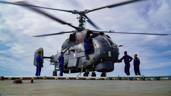 طاقم المروحية كا-27 التابعة للفرقاطة الأدميرال جورشكوف خلال مناورات طائرات الهليكوبتر التابعة للأسطول الشمالي الروسي للبحث عن غواصات في المحيط الهندي، 7 فبراير 2023 - سبوتنيك عربي