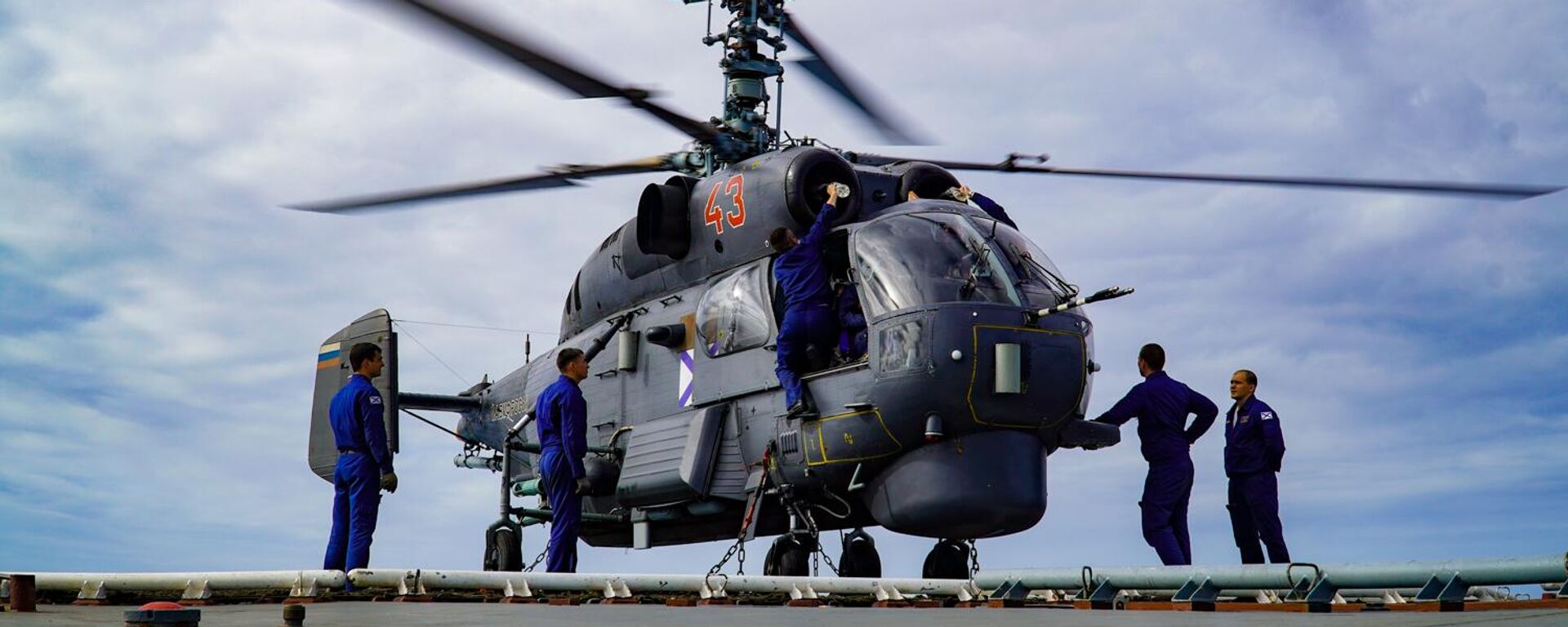 طاقم المروحية كا-27 التابعة للفرقاطة الأدميرال جورشكوف خلال مناورات طائرات الهليكوبتر التابعة للأسطول الشمالي الروسي للبحث عن غواصات في المحيط الهندي، 7 فبراير 2023 - سبوتنيك عربي, 1920, 06.01.2024