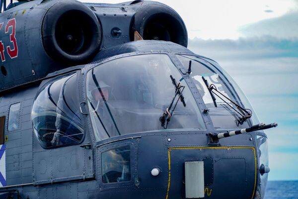 طاقم المروحية كا-27 التابعة للفرقاطة الأدميرال غورشكوف خلال مناورات طائرات الهليكوبتر التابعة للأسطول الشمالي الروسي للبحث عن غواصات في المحيط الهندي، 2 فبراير 2023 - سبوتنيك عربي