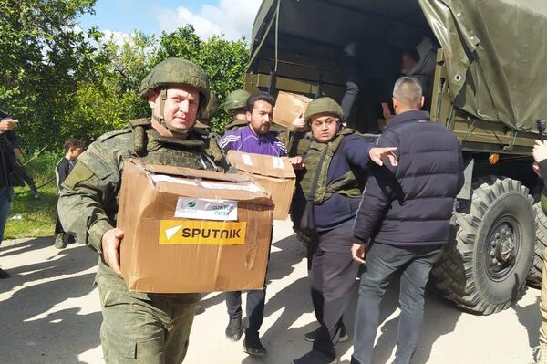 سبوتنيك توزع مساعدات إنسانية في المناطق المتضررة من الزلزال في سوريا - سبوتنيك عربي