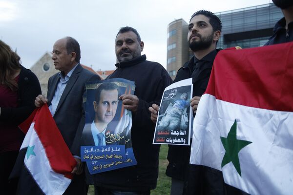وقفة أمام مقر الأمم المتحدة في بيروت للمطالبة برفع الحصار عن سوريا - سبوتنيك عربي