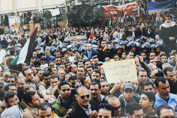 مظاهرات ترفض غزو أمريكا للعراق في العاصمة المصرية القاهرة، عام 2003 - سبوتنيك عربي