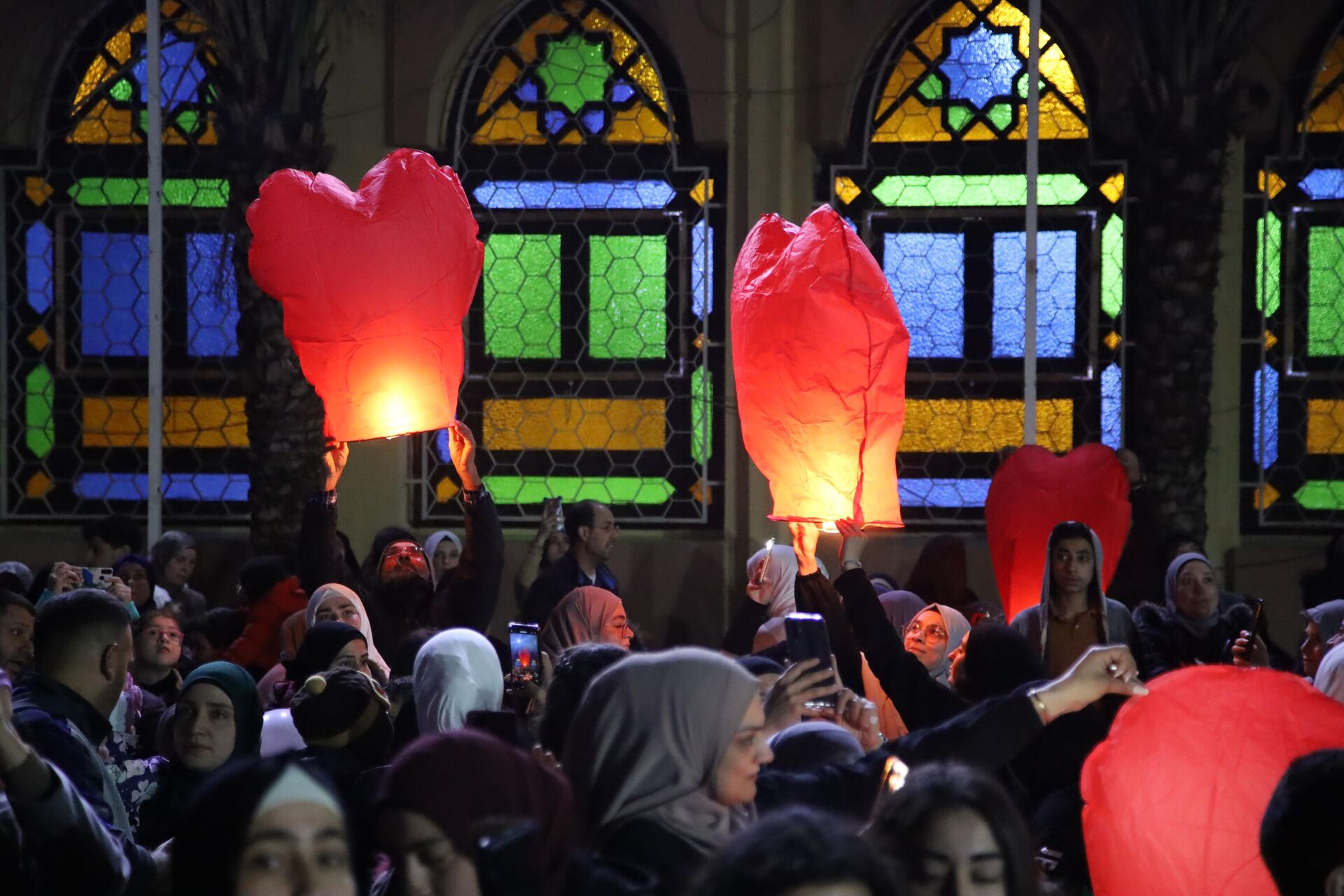 طرابلس اللبنانية تستقبل شهر رمضان بآلاف المناطيد المضاءة - سبوتنيك عربي, 1920, 23.03.2023