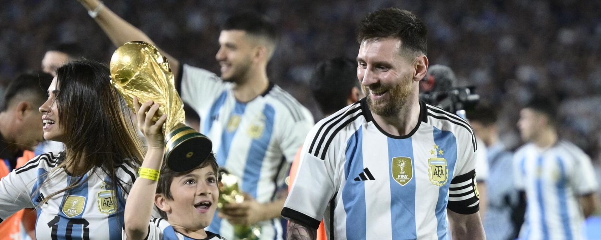 ميسي مع ابنه تياغو أثناء الاحتفال بفوز الأرجنتين بكأس العالم 2022 - سبوتنيك عربي, 1920, 24.03.2023