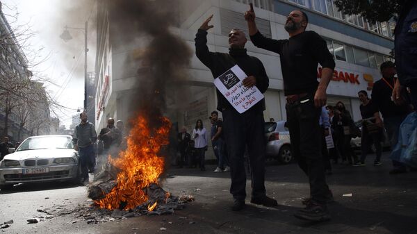 المودعون يشعلون الشارع سننتزع حقوقنا بالقوة - سبوتنيك عربي