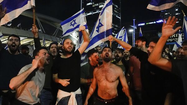 Участники протеста против судебной реформы в Израиле  - سبوتنيك عربي