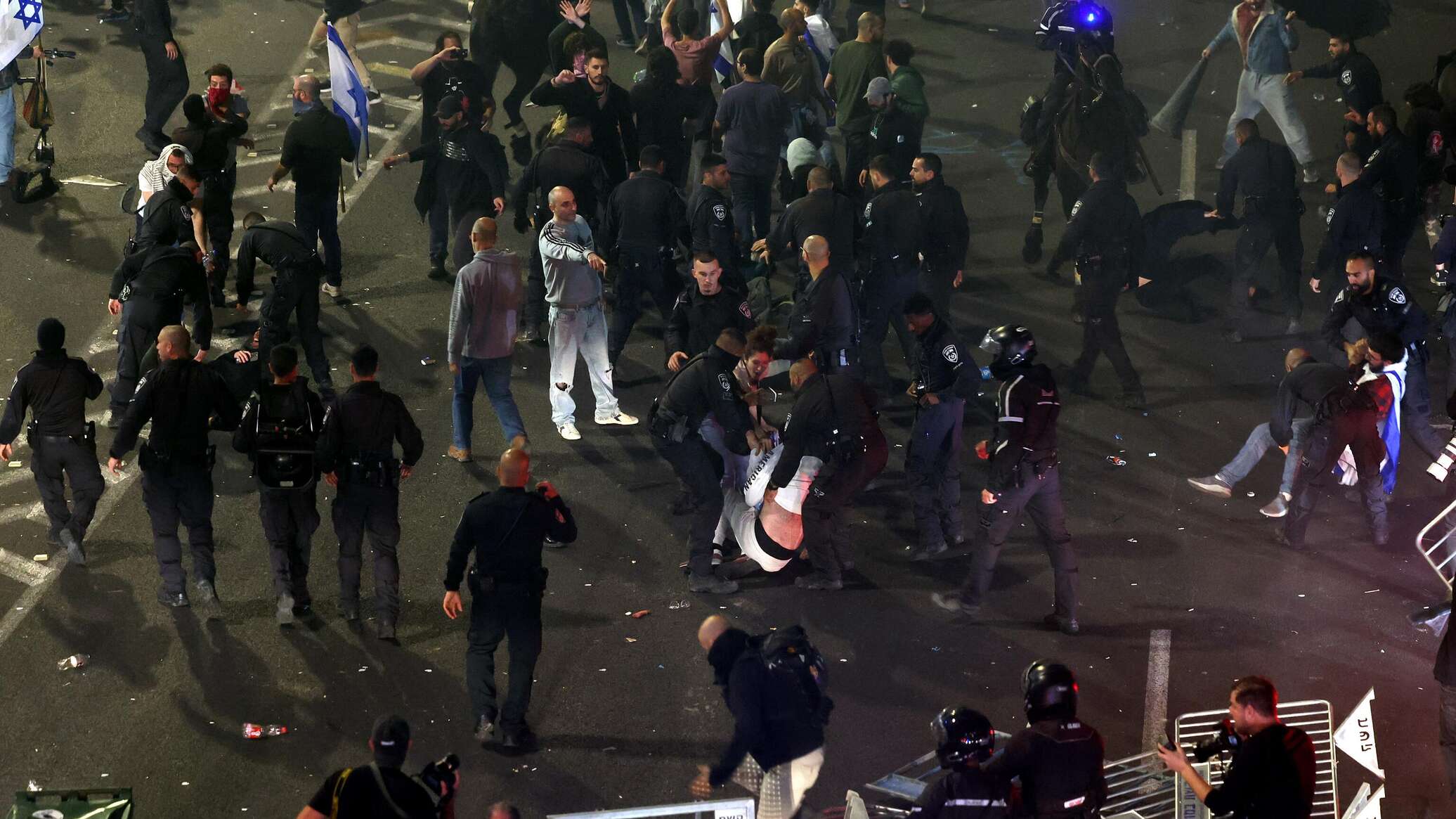 إسرائيل.. إصابة شرطي في اشتباكات مع متظاهرين في تل أبيب