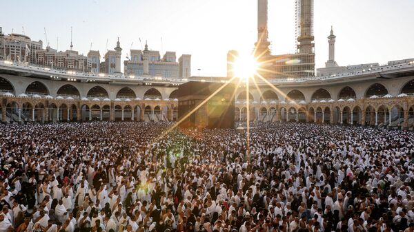 Верующие-мусульмане во время совершения магрибской молитвы в ознаменование окончания первого дня поста в священном месяце Рамадан в Большой мечети в священном городе Мекка, Саудовская Аравия - سبوتنيك عربي