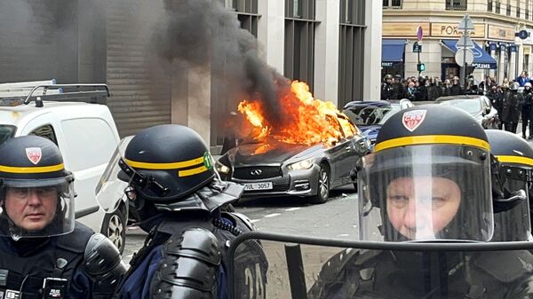 احتجاجات ضد الحكومة الفرنسية التي دفعت بإصلاح نظام المعاشات من خلال البرلمان بدون تصويت، باريس، فرنسا، في 28 مارس 2023 - سبوتنيك عربي