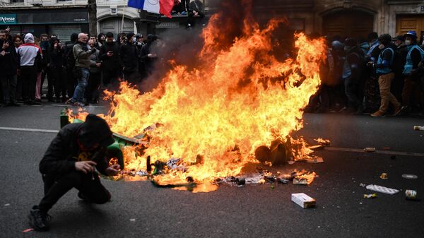 احتجاجات ضد الحكومة الفرنسية التي دفعت بإصلاح نظام المعاشات من خلال البرلمان بدون تصويت، باريس، فرنسا، في 28 مارس 2023 - سبوتنيك عربي